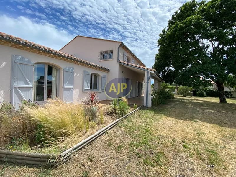 Ensemble immobilier de caractère à Vendays-Bourg - Photo 1