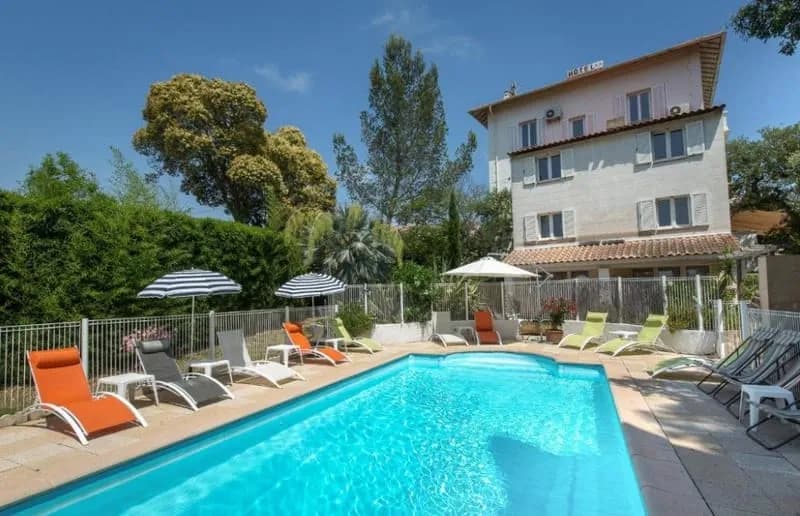 Tènement immobilier d'environ 500 m² avec dépendance de 4 studios sur 2 830 m² de terrain avec piscine et terrasses, - Photo 1