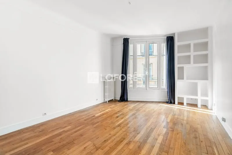 BEL IMMEUBLE - ETAGE ELEVE - CALME - Photo 1
