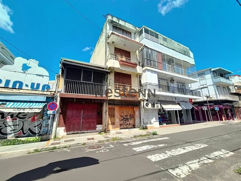 A VENDRE IMMEUBLE DE 3 LOGEMENTS A RENOVER SITUE A POINTE A PITRE - Photo 1