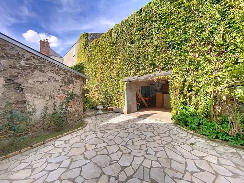 Ensemble immobilier idéalement situé au coeur de Montjean, à proximité immédiate des commerces. - Photo 1