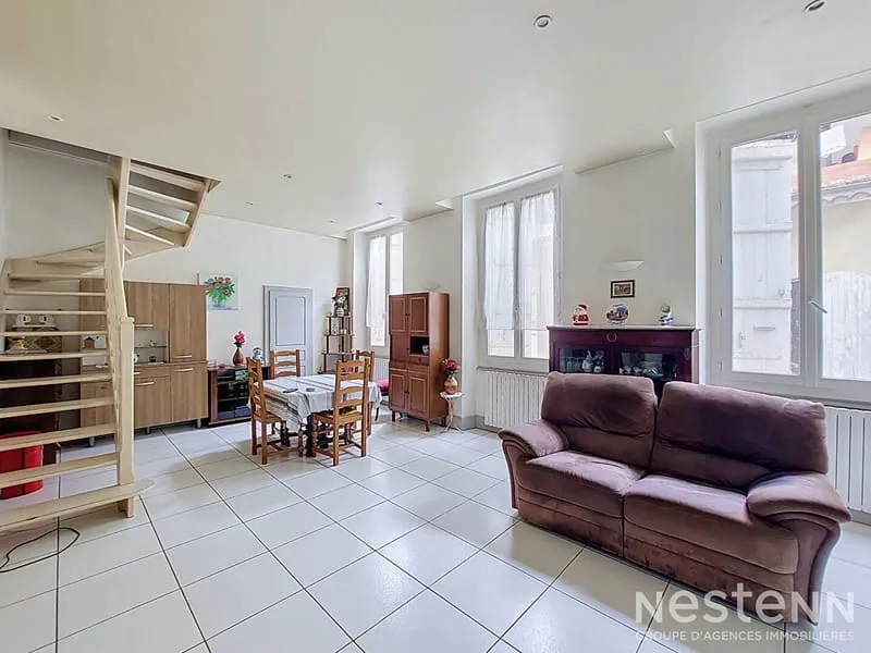 À Vendre Immeuble de rapport avec local commercial de 70 m² et appartement de 84 m² loués au coeur historique de Condom - Photo 1