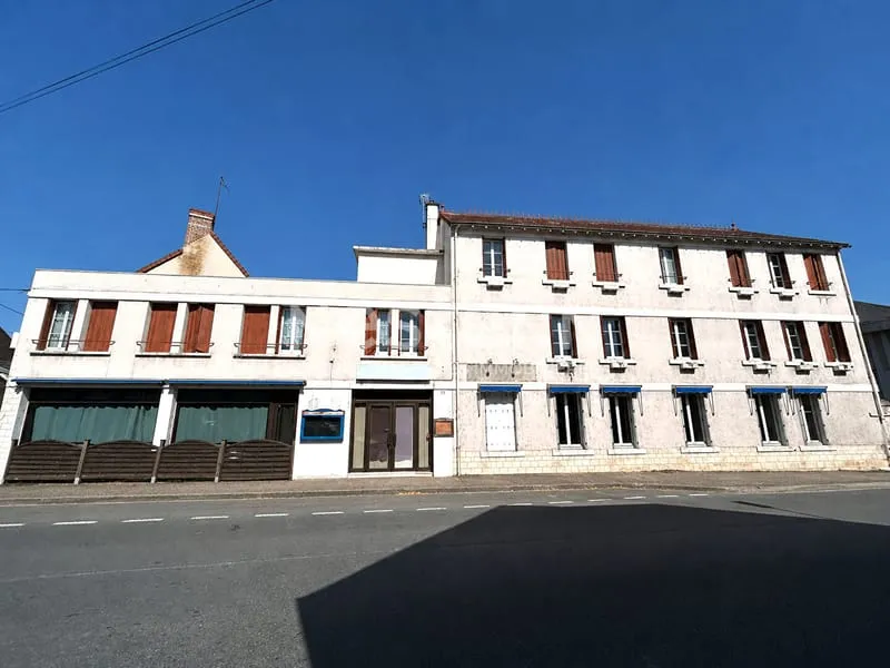 Ensemble immobilier à usage commercial en plein centre de Chabris (Indre 36) - Photo 1