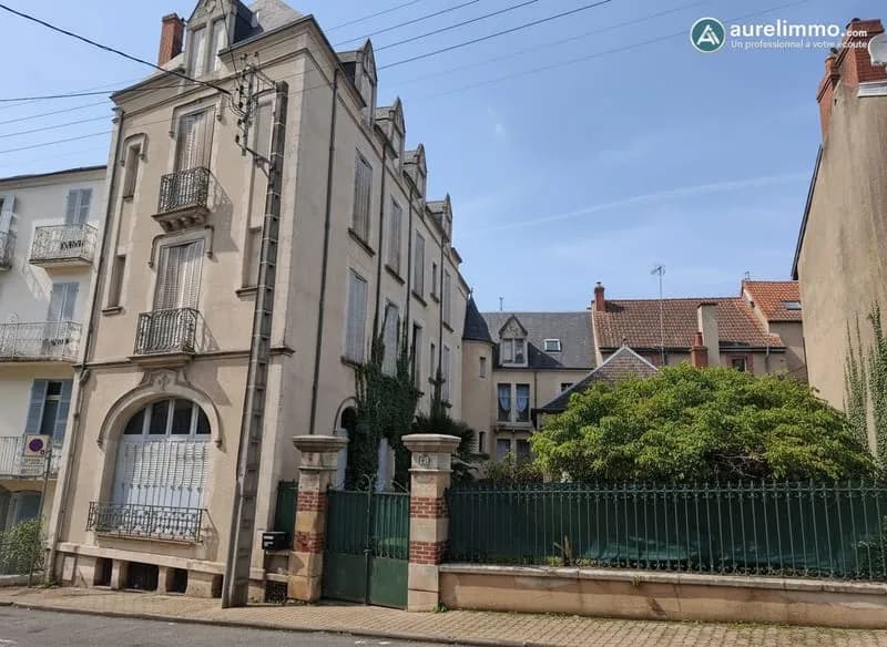 Immeuble de cararctère centre ville de Néris les Bains (03) - Photo 1