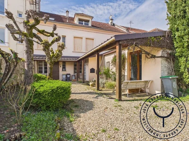 Ensemble immobilier avec salon de coiffure sous bail - Photo 1