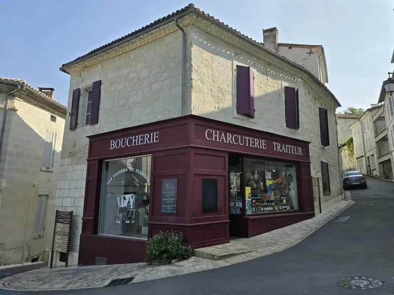 En plein coeur d'Aubeterre Bâtisse avec local commercial et app - Photo 1