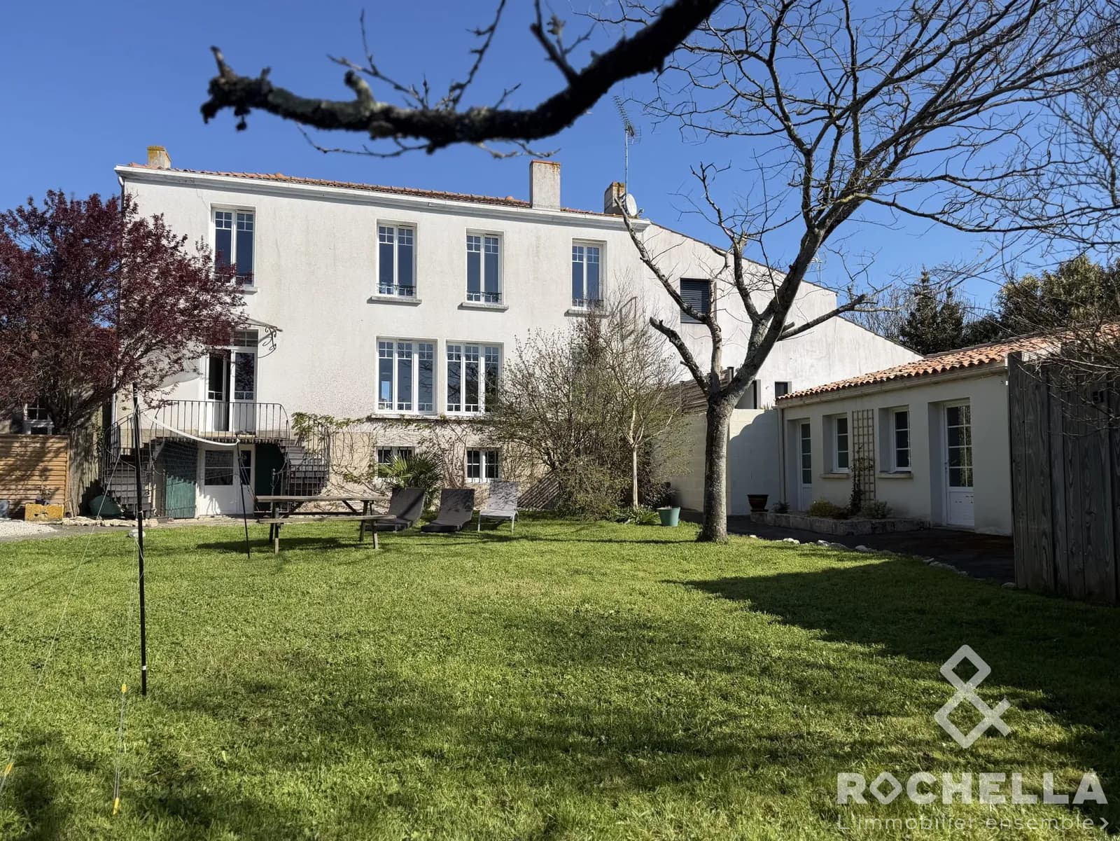 Ensemble immobilier de 365m² - Photo 1