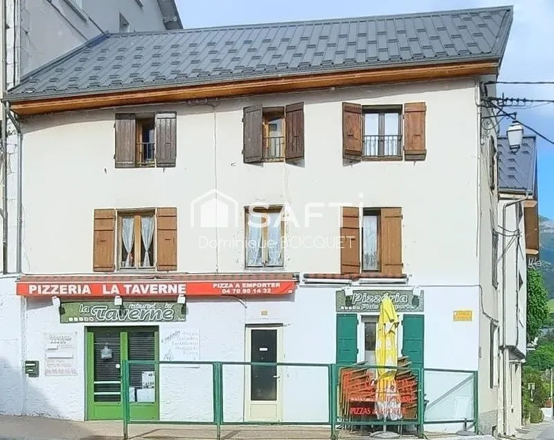 Centre de Villard de Lans, Immeuble comprenant un Fonds de commerce de restaurant 100 m2 avec terrasse 30 places et cave de 40 m2, des murs commerciaux et appartements de 140 m2 sur 3 niveaux. - Photo 1