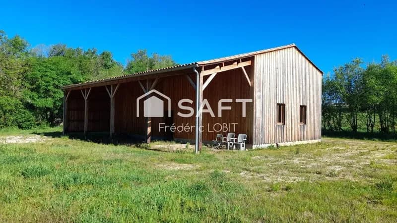 Bâtiment agricole de 192 m2 construit en 2021 par le compagnons du devoir sur son terrain certifier Bio de 84183 m2 - Photo 1
