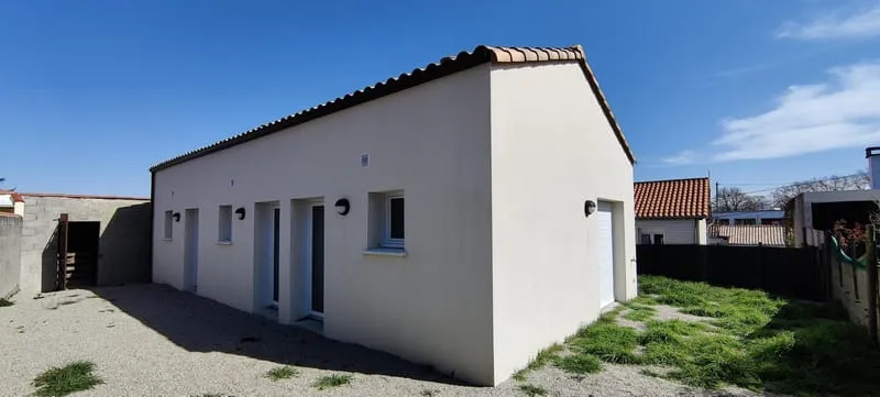 Loué - Immeuble de trois appartements de plain-pied + garages - Photo 1