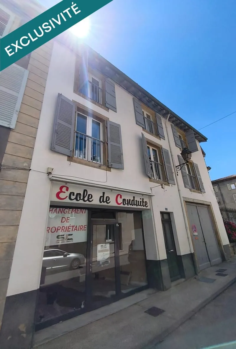 Immeuble d'une surface habitable de 196 m2 en plein coeur de Saint-Amour - Photo 1