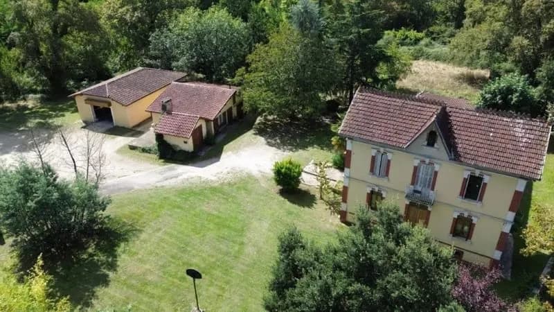 Ensemble immobilier avec 2 habitations, nombreuses dépendances et 1,7 hectare de terrain - Photo 1