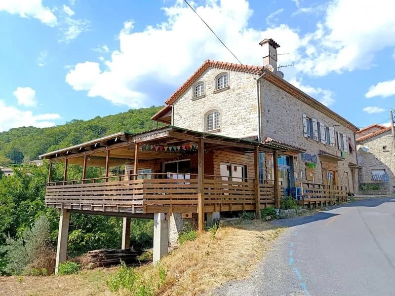 A SAISIR ensemble immobilier en pierre au coeur du village de Aizac - Photo 1