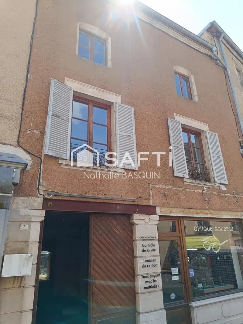 Centre village, bel immeuble avec appartement, cour et dépendances - Photo 1