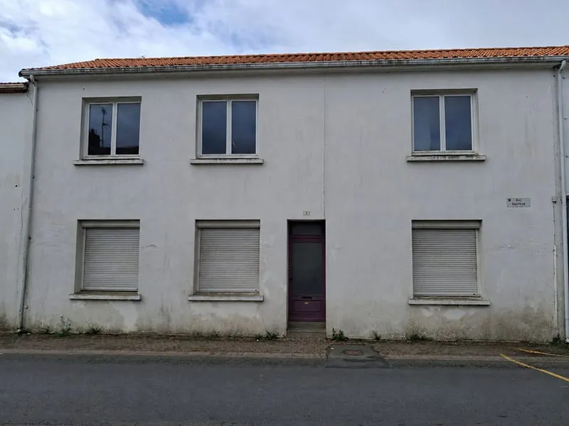 Immeuble à réinventer au coeur de Coëx, fort potentiel d'investissement - Photo 1