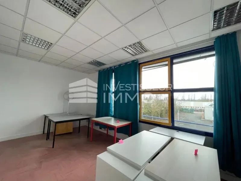 Vente - Immeuble de bureaux vacant - Photo 1