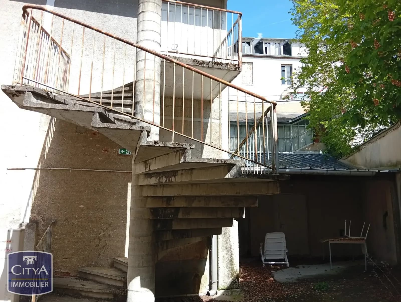 Immeuble 1977 m² - Photo 1