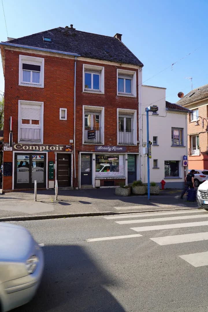 IMMEUBLE DE RAPPORT : UN APPARTEMENT T3 ET SURFACE COMMERCIALE A ST POL SUR TERNOISE - Photo 1
