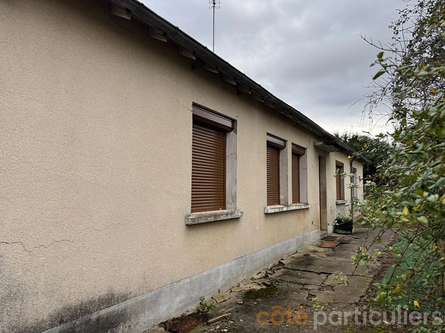 Ensemble immobilier sur la commune d'Ainay Le Chateau - Photo 1