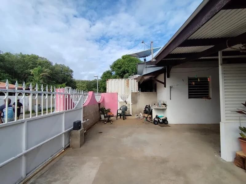 Dpt Guyane (973), à vendre KOUROU- Zone commercial Pariacabo- propriété de 5 logements - Terrain de - Photo 1