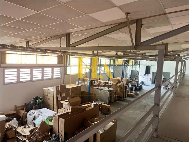 SAINT ANDRE - Ensemble immobilier mixte : entrepôt 530m2 + villa F7 260m2 - Photo 1