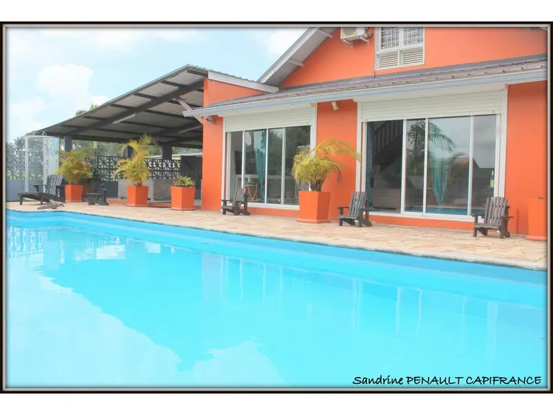 A VENDRE A KOUROU UN MAGNIFIQUE COMPLEXE IMMOBILIER DE 8 APPARTEMENTS (R+1) DE 960 m² - UNE VILLA T5 - Photo 1
