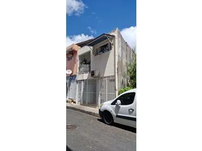 Un immeuble composé d'un local et d'un grand appartement F2 - Photo 1