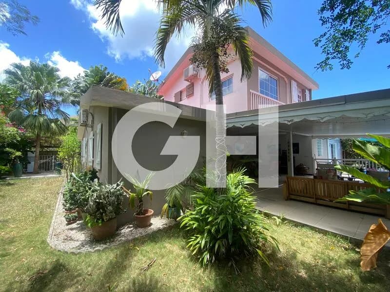 Les Trois-Îlets - Maison de rapport avec piscine, dépendances et fort potentiel locatif. - Photo 1