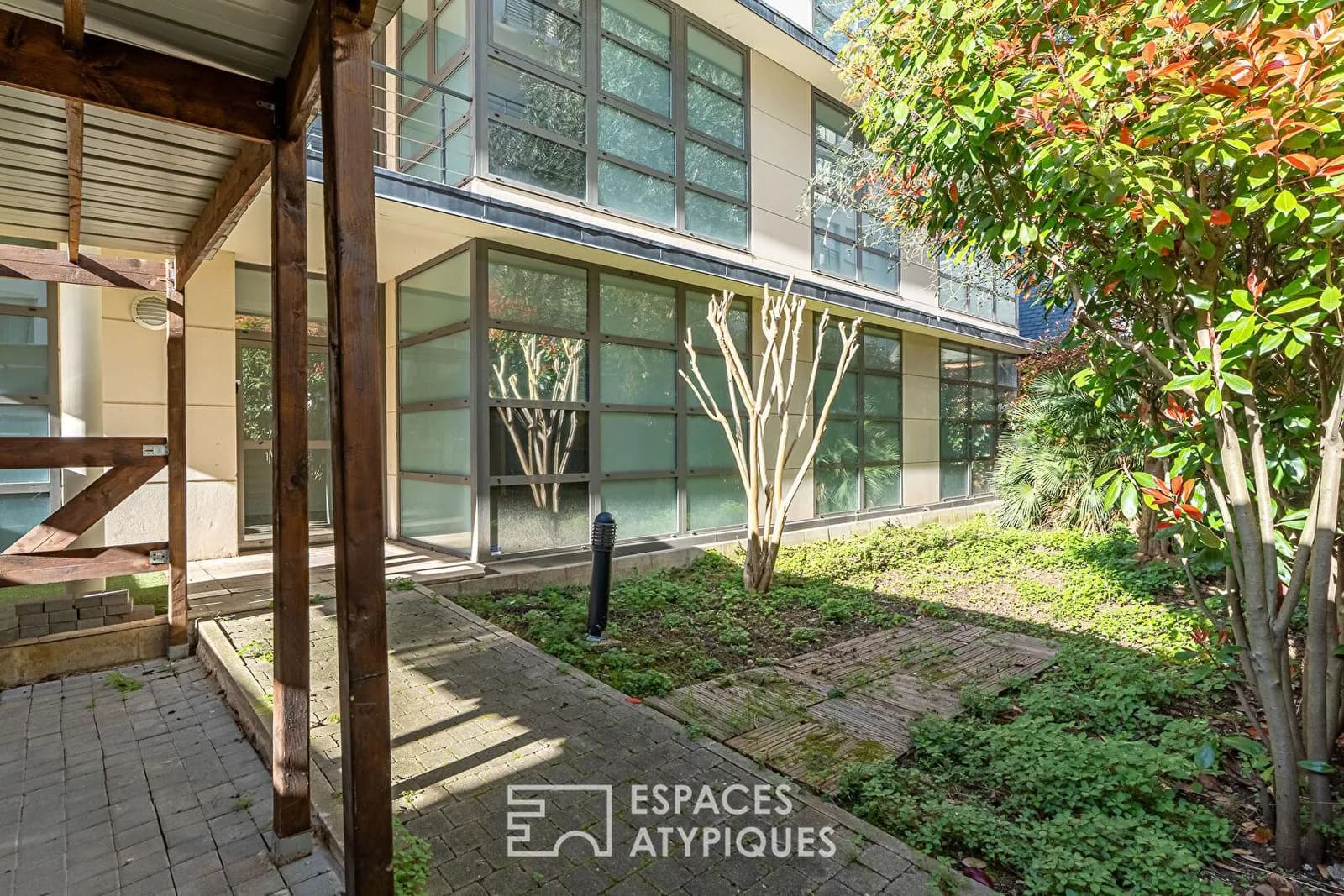 Immeuble individuel modulable avec porche, cour, grand balcon et terrasse - Photo 1