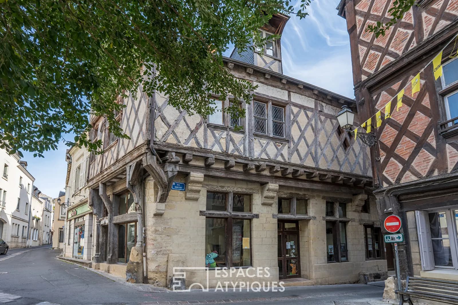 Ensemble historique de charme dans le centre médiéval - Photo 1