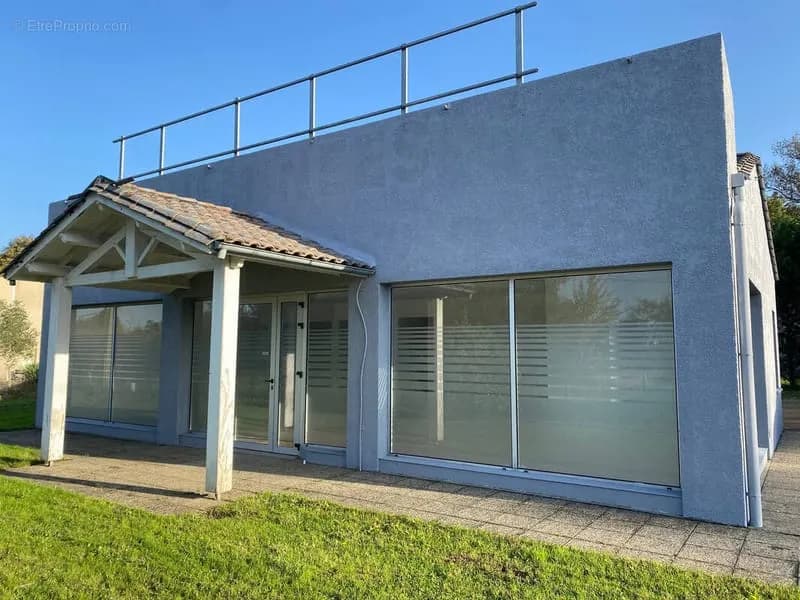 Vente d'un immeuble entiérement rénové à Beychac et Caillau - Photo 1