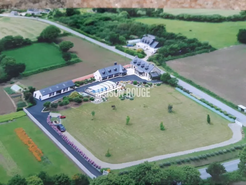 Ensemble immobilier - Piscine - TONQUEDEC - Photo 1