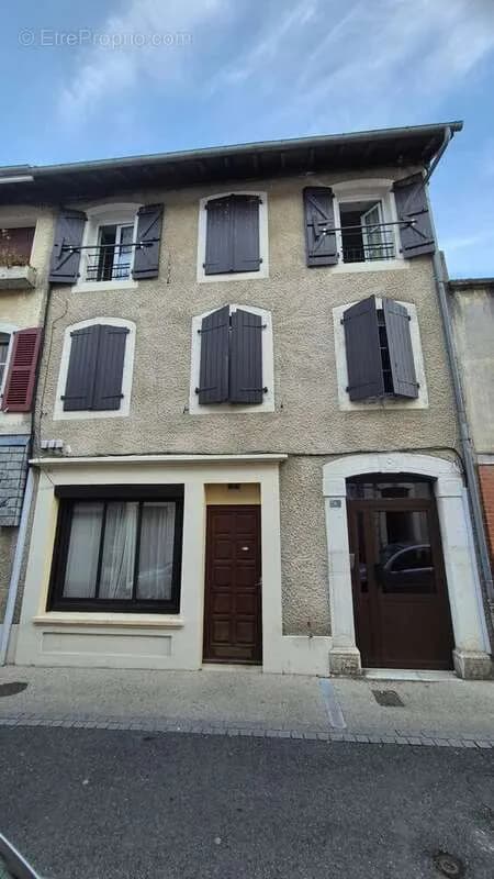 NAY, A VENDRE, Immeuble de 231 m² habitables composé de 4 appartements sur une parcelle de 183 m² - Photo 1