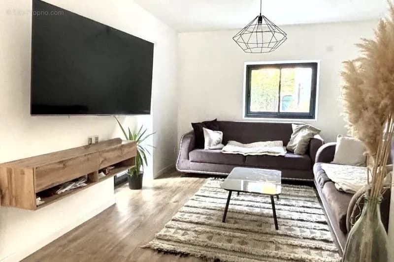 Aix-les-Bains, proche sierroz, ensemble immobilier composé d'un type 3 rénové, une maisonnette et local à aménager. - Photo 1