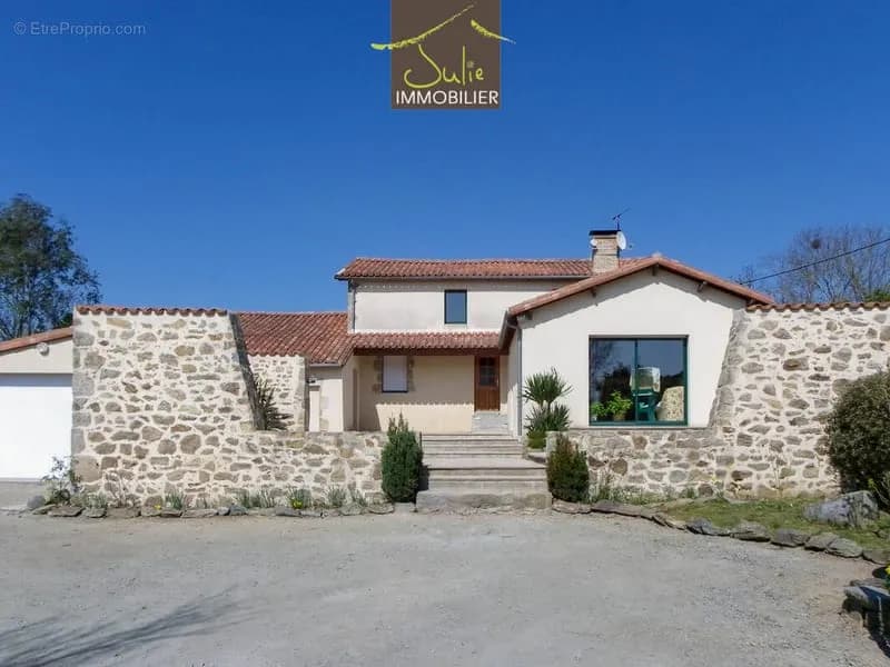 Opportunité dans le Bocage Bressuirais Ensemble immobilier à fort potentiel - Photo 1