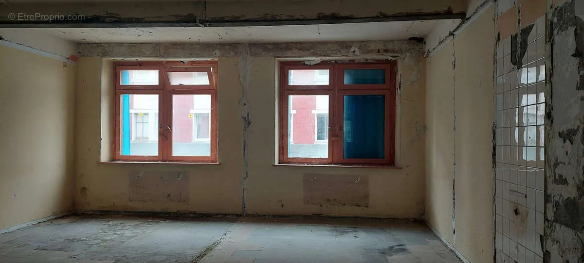 Proche montbeliard , vends immeuble a rehabiliter - 1500m2 sur 3 plateaux + locaux rdc - toiture neuve - - Photo 1