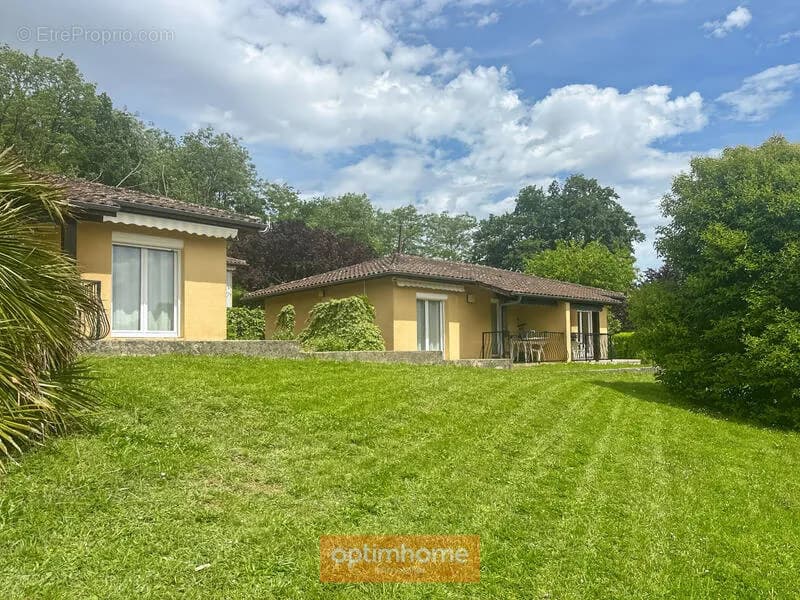 2 pavillons de plain-pied composes de 4 appartements t2, parking et jardin autour - Photo 1