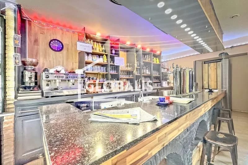Opportunité rare Immeuble de rapport avec bar/tabac, superbe terrasse et logement - Photo 1