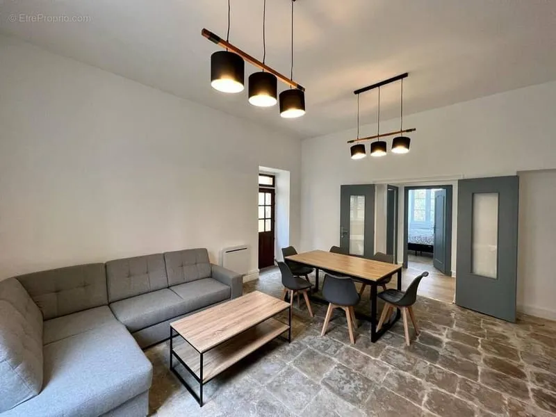 Bel immeuble ancien : Appartement rénové en plein coeur de SAINT-CYPRIEN et ses commerces (2 chambres, terrasse) - Photo 1