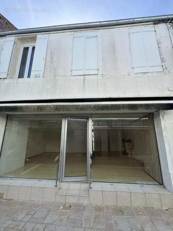 Immeuble ou maison de ville avec local commercial - hyper centre du château-d'oléron (17480) - Photo 1