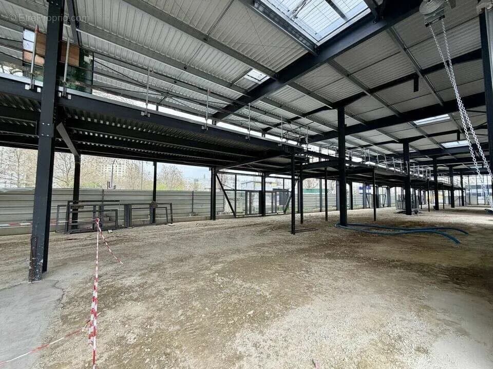 264 m² à Stains - Photo 1