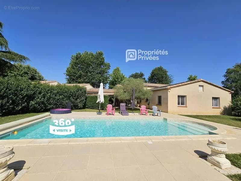 Ensemble immobilier de plain pied 240 m² - 8 chambres - terrain 5000 m² - piscine - garages - Photo 1