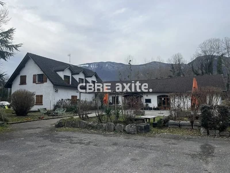 568 m² à Saint-Pierre-D'albigny - Photo 1