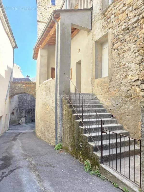 Immeuble de rapport, surface habitable 172 m2 annexes 139 m2 - Photo 1