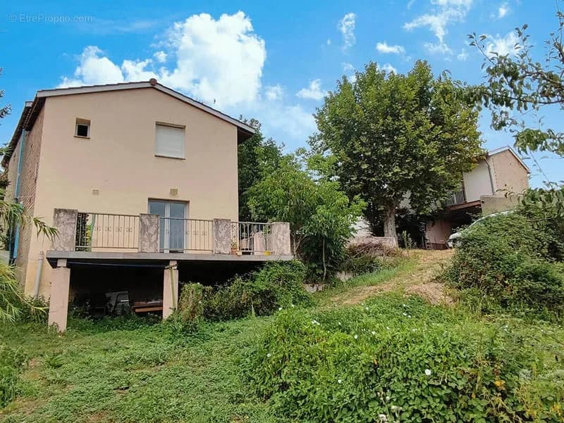Ensemble immobilier avec 2 maisons (3 logements), garages et terrains constructibles. - Photo 1