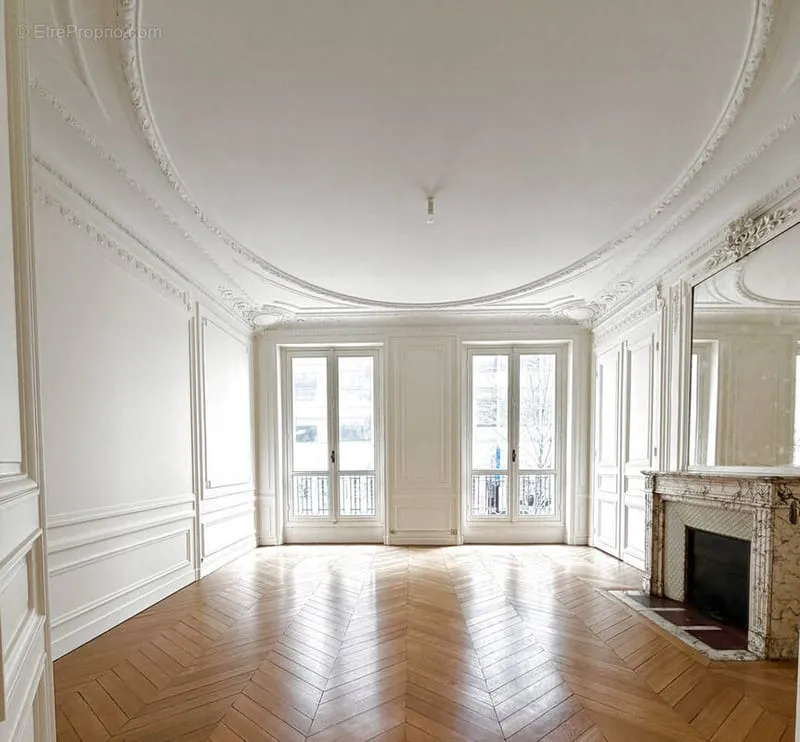 Appartement de caractère immeuble haussmannien - Photo 1