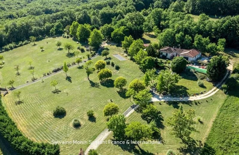 Calme absolu et vue dégagée pour cet ensemble immobilier de 3 maisons avec 3 piscines sur 2 hectares - Photo 1