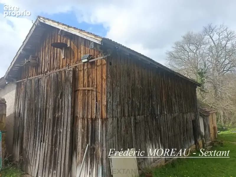 Ensemble immobilier à rénover intégralement au milieu de la nature. - Photo 1