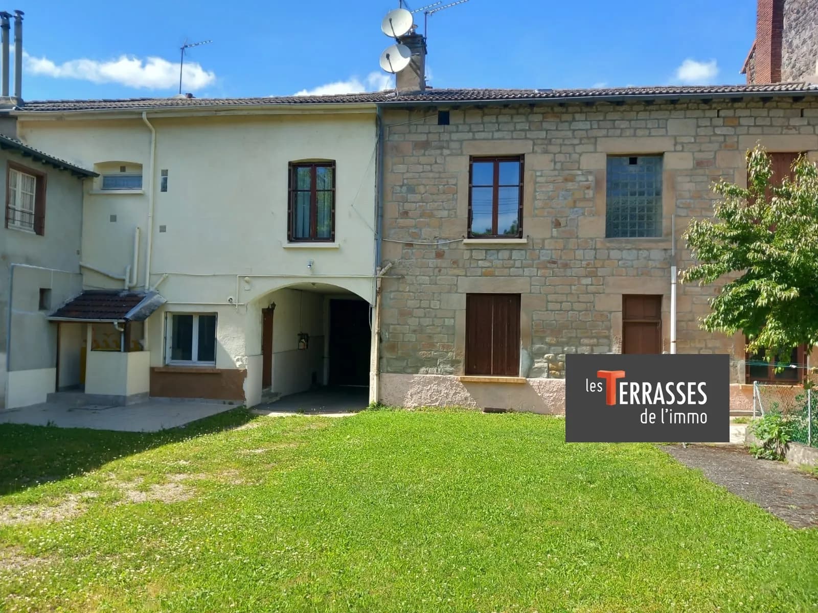 Immeuble composé de 5 appartements + 1 dépôt avec terrain - Photo 1