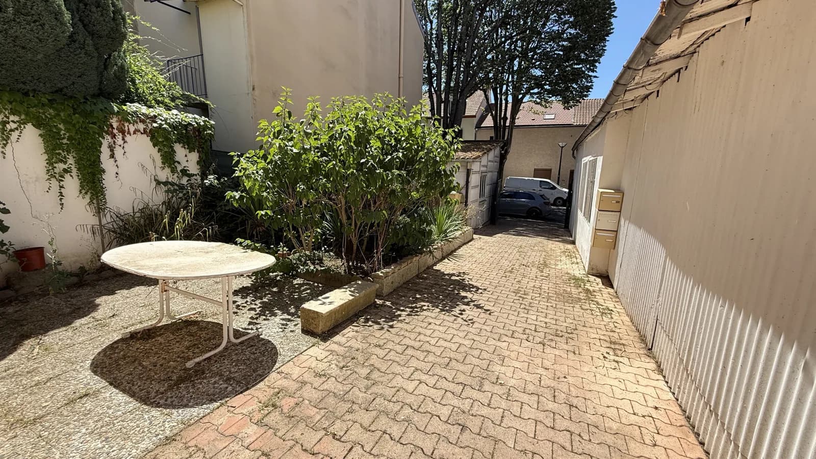 Investissement locatif à Vichy - Immeuble 3 appartements 4 garages - Photo 1
